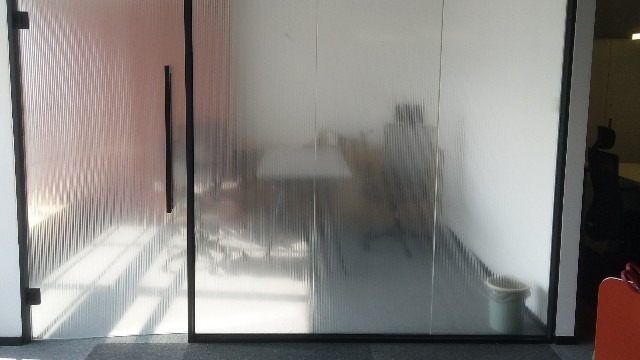 上海磨砂膜哪家好_ 如何将自然元素融入玻璃装饰画中？