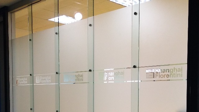 玻璃磨砂膜在哪些特定类型的建筑中应用较为广泛？